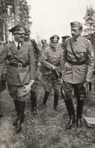 Hitler beim Überraschungsbesuch zum 75. Geburtstag Mannerheims